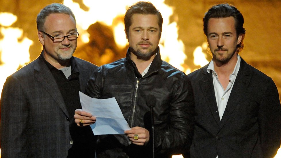 Director David Fincher with actors Brad Pitt and Ed Norton at a 2009 awards ceremony