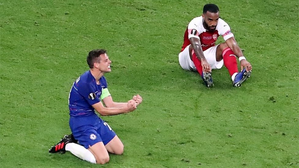 Cesar Azpilicueta celebra el título