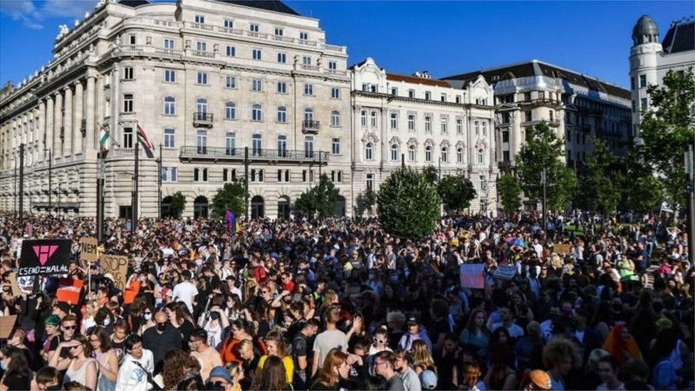 Yasa Budapeşte'de binlerce kişi tarafından protesto edildi.