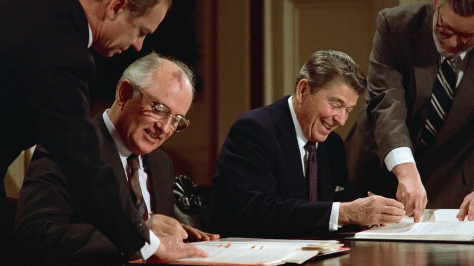 Mikhail Gorbachev y Ronald Reagan