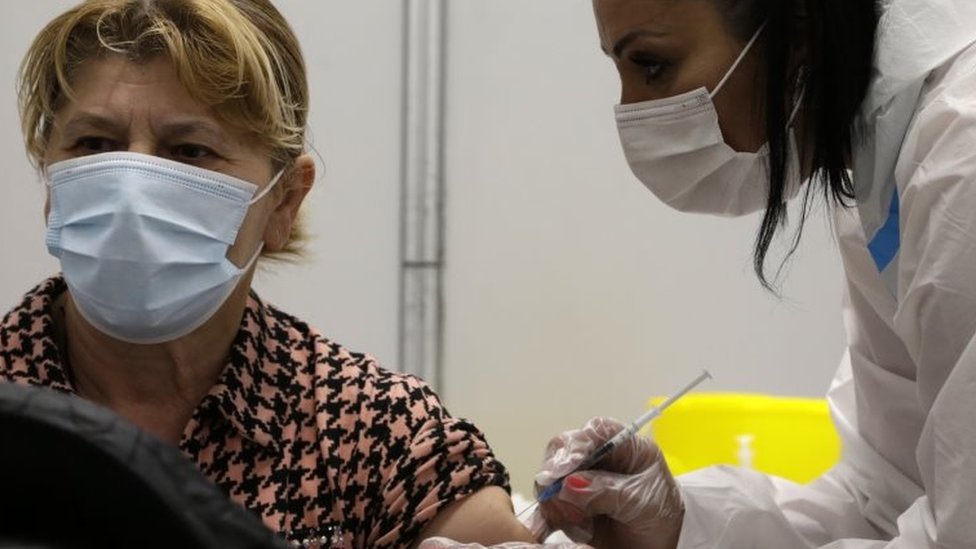 Mujer vacunándose en Serbia.