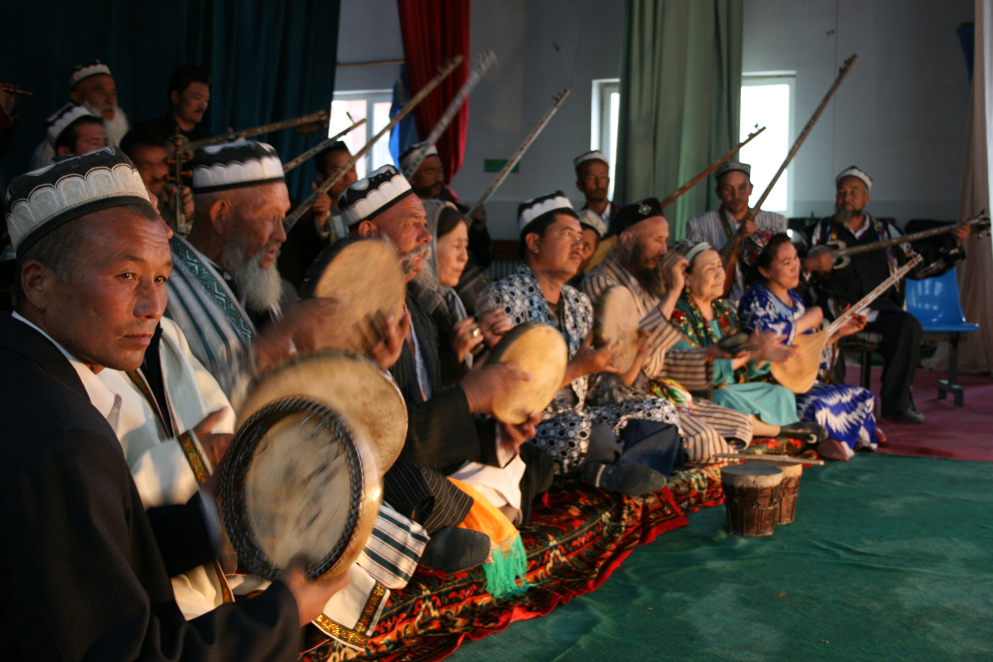 Músicos uigures.
