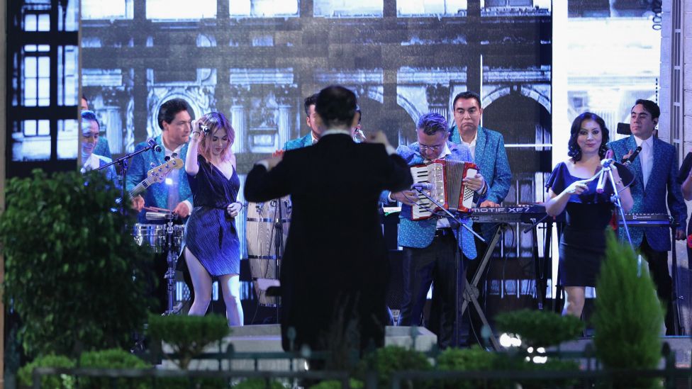 El grupo de moda en Latinoamérica, "Los Angeles Azules", amenizaron la boda.