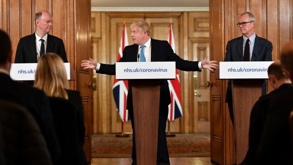 Başbakan Boris Johnson ve iki bilim danışmanı