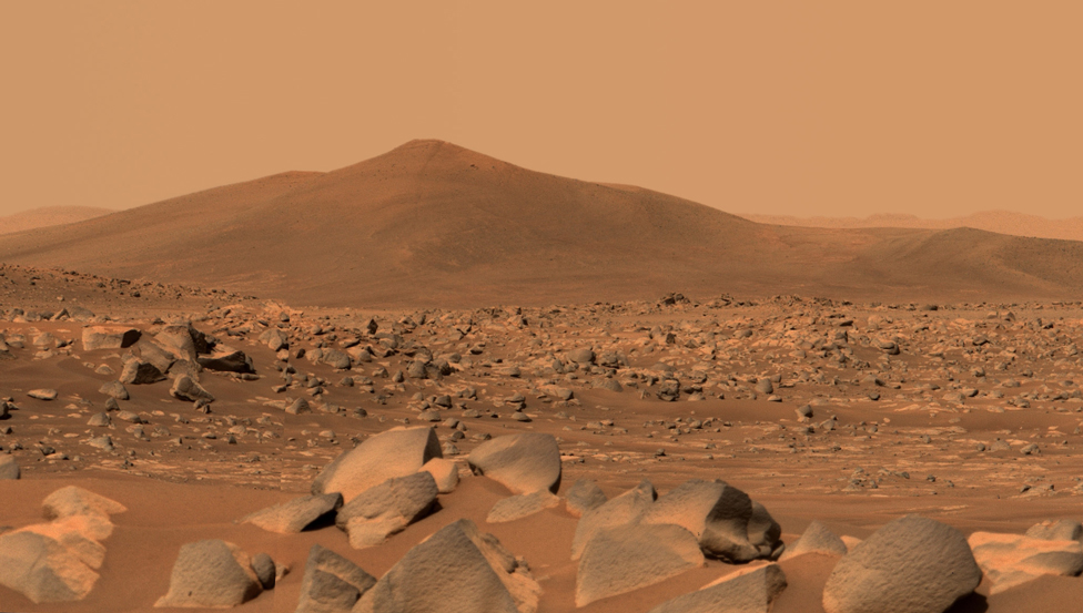 Mars'taki Santa Cruz tepesinin fotoğrafı Perseverance'ın Mastcam-Z kamerası ile çekilmiş, 29 Nisan 2021