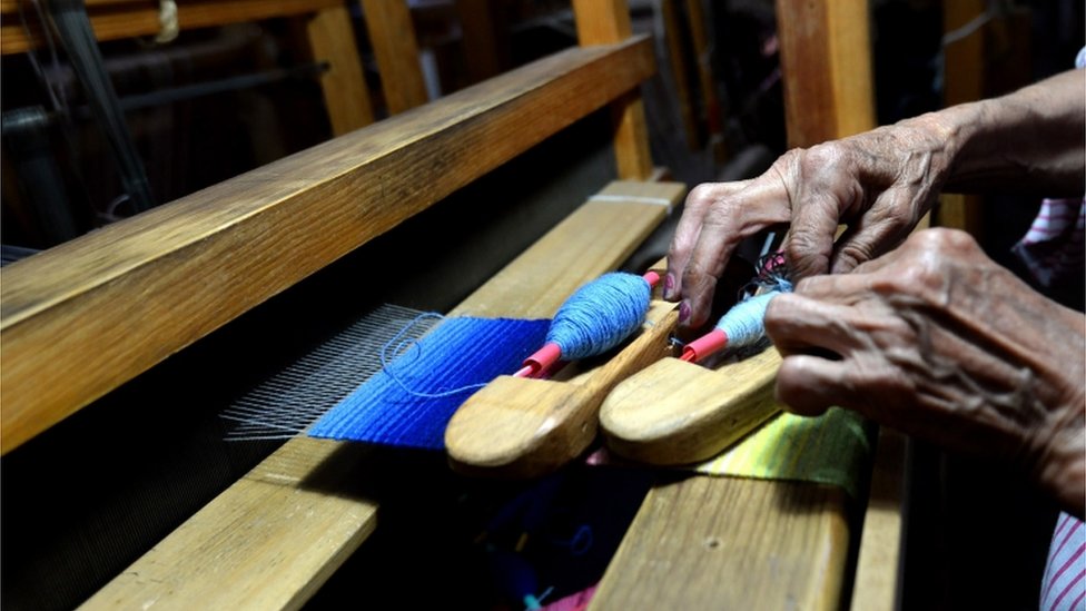 Mujer tejiendo