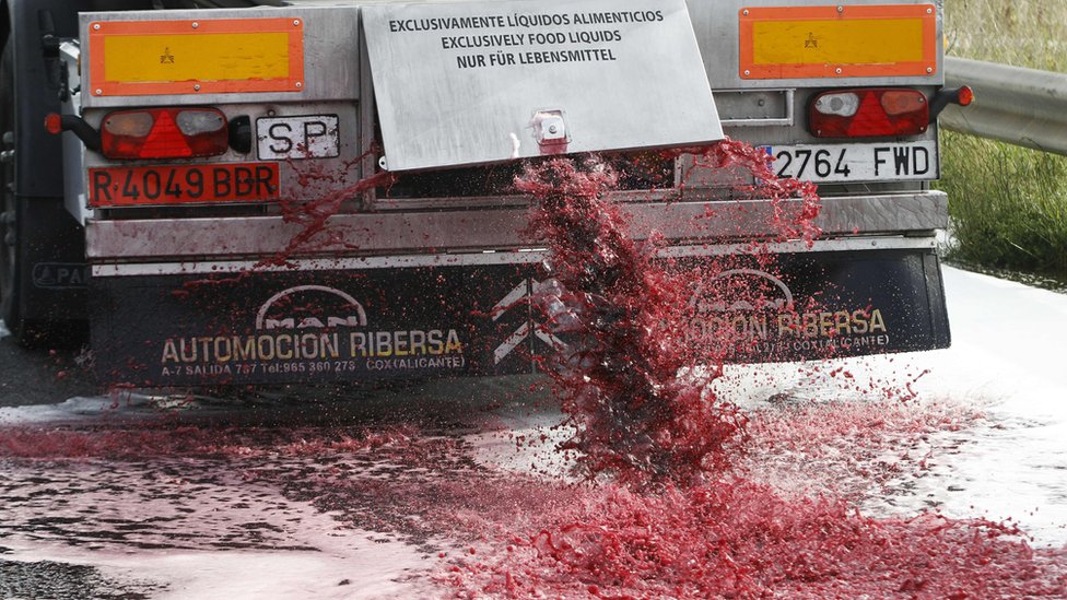 Вино льется из-под крана испанского грузовика