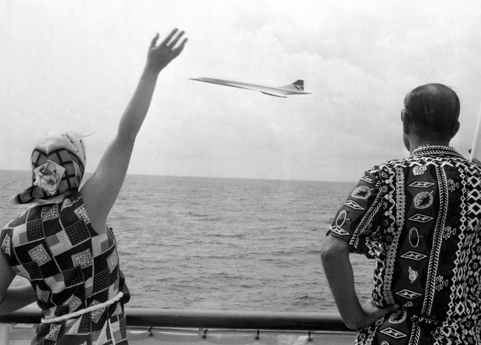 女王夫婦皇家遊艇大不列顛號上，在巴巴多斯附近向協和客機招手
