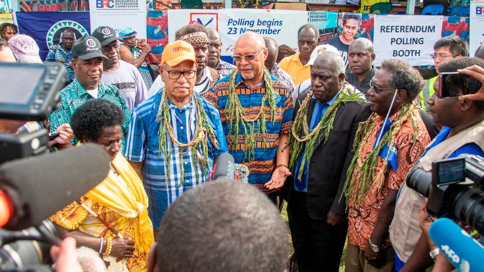 presidente bougainville habla a periodistas