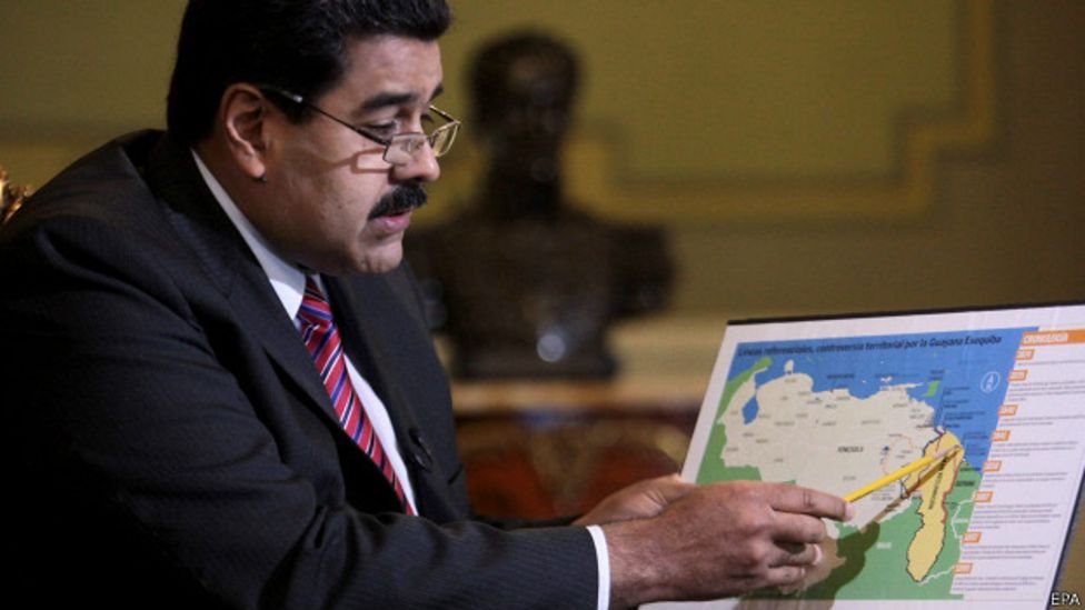 Nicolás Maduro con un mapa de la zona en reclamación.