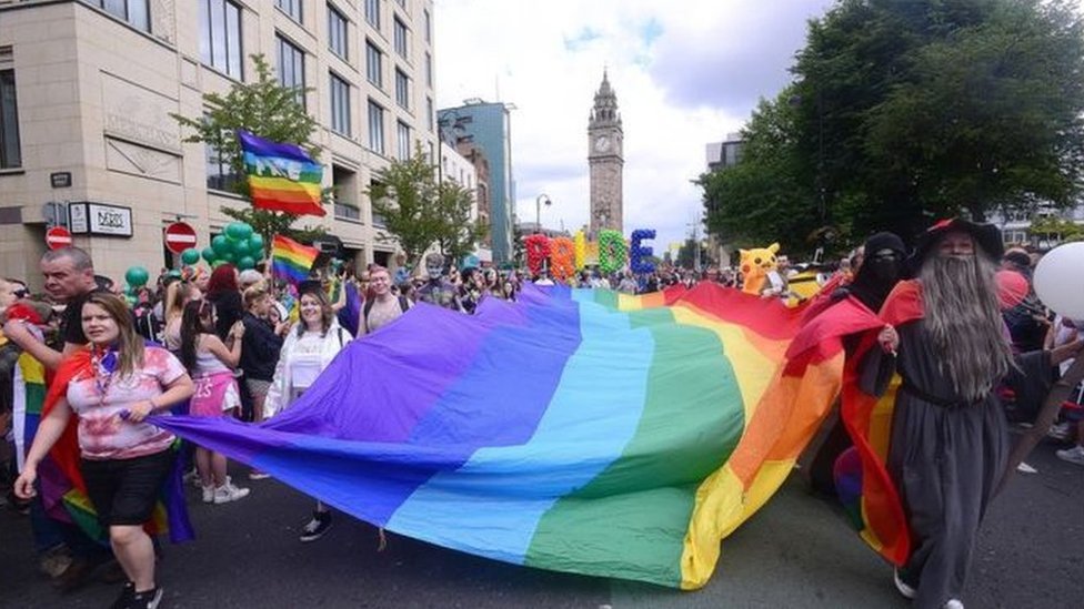 В прошлогоднем Pride Parade приняло участие несколько тысяч человек