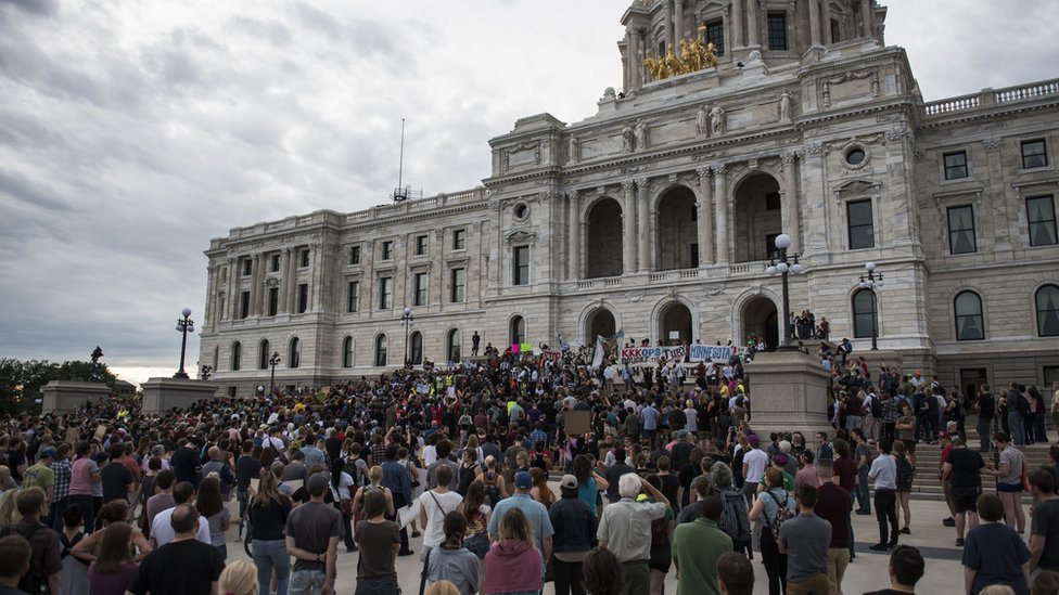 Протестующие заполняют ступеньки здания Капитолия штата Миннесота