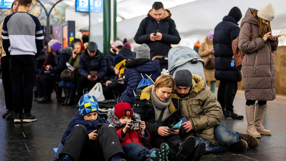 Familias en Kyiv se refugian en una estación de metro