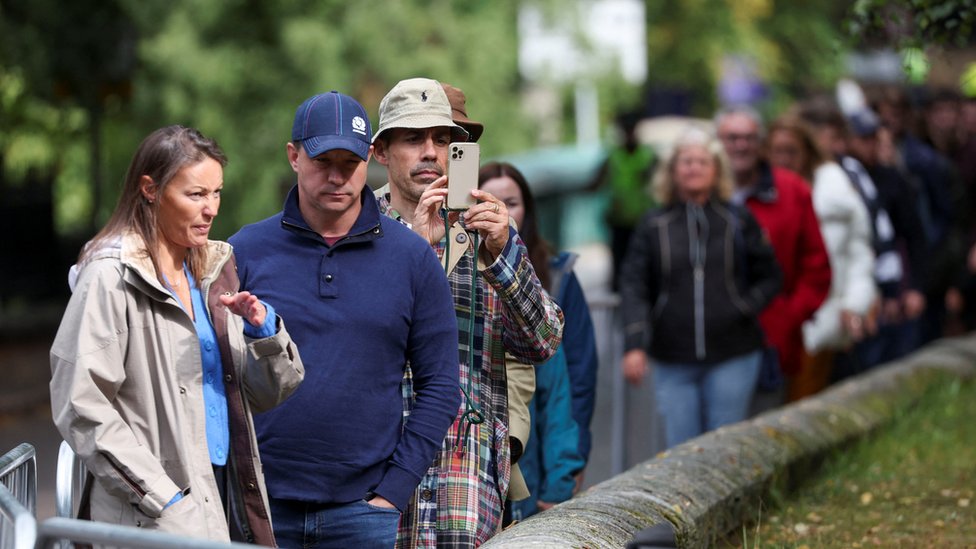 Ljudi ispred zamka Balmoral