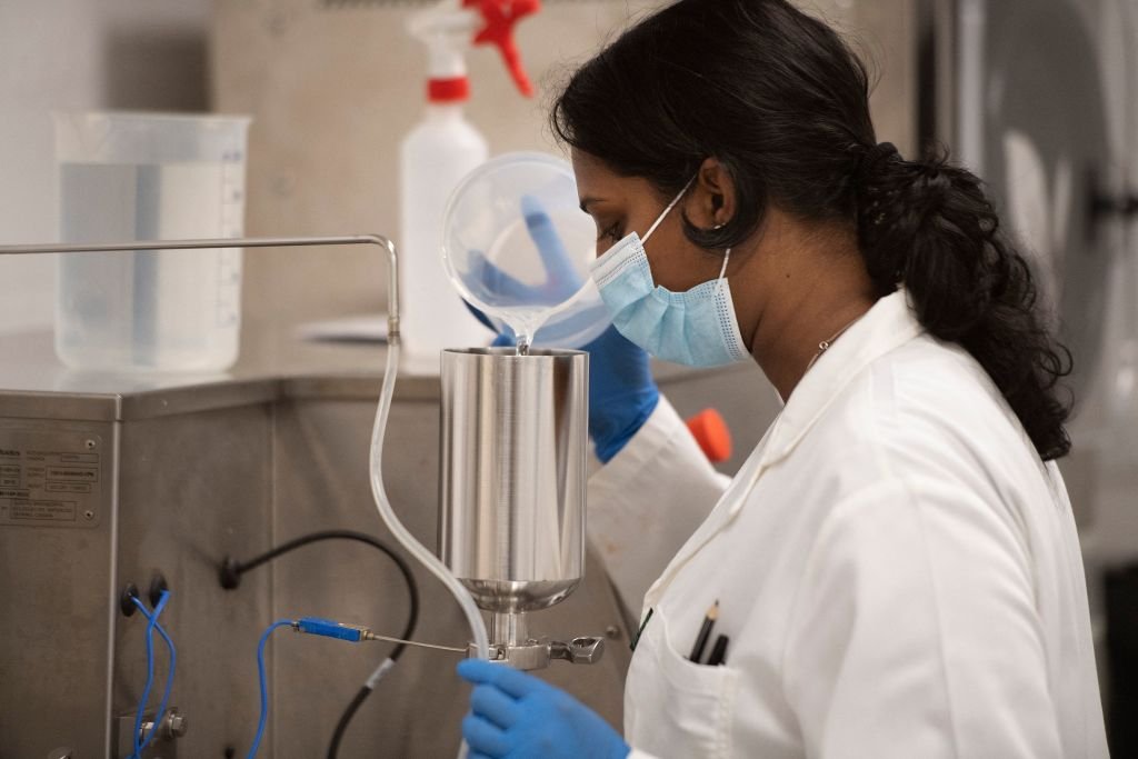 Una mujer con mascarilla trabaja en el laboratorio de la empresa de biotecnología Afrigen, en Ciudad del Cabo, Sudáfrica, 5 de octubre de 2021