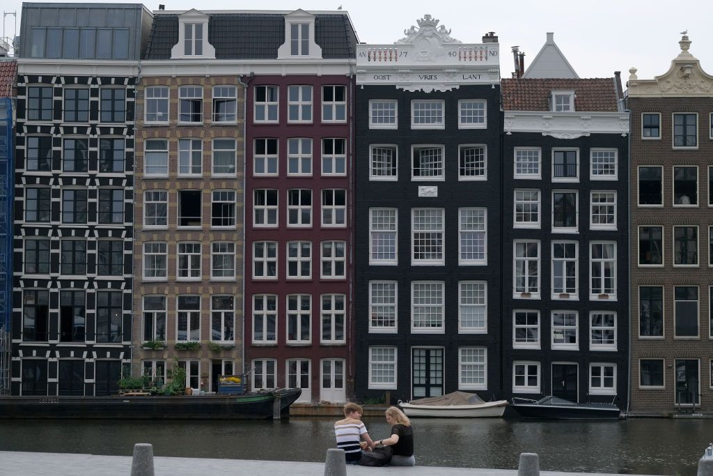 Casas en Ámsterdam frente a un canal