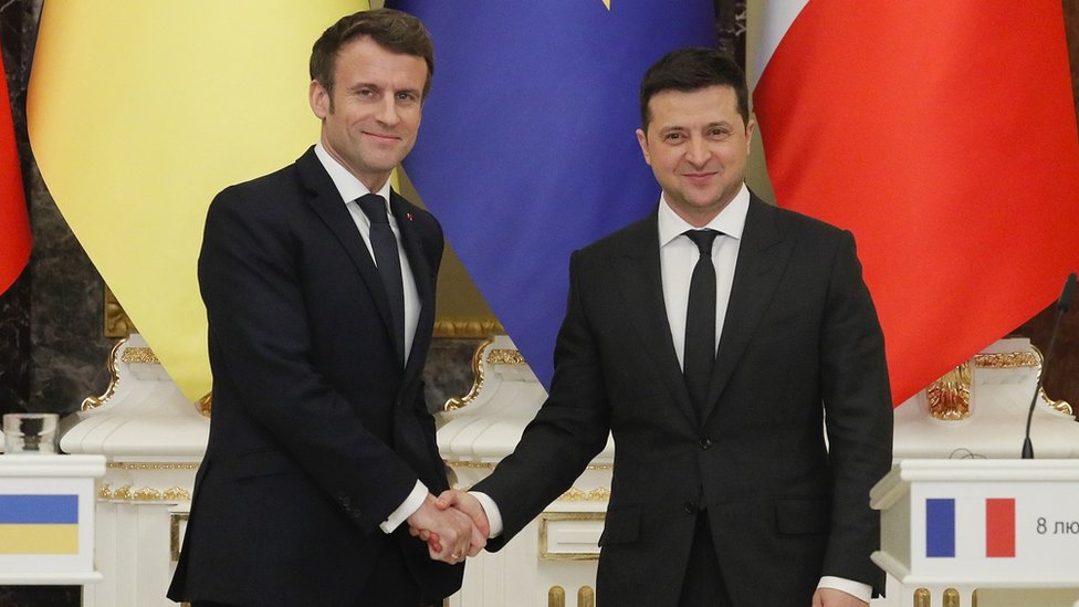 الرئيسان الفرنسي يسارا والأوكراني يمينا