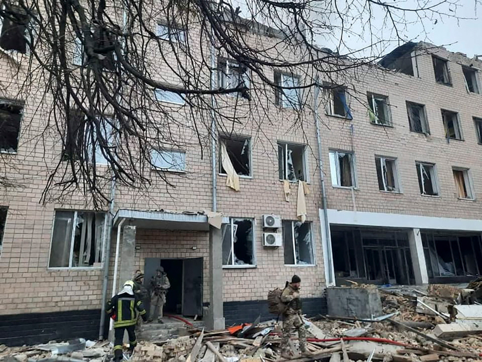 Una foto suministrada por el servicio de prensa del Ministerio del Interior de Ucrania muestra las secuelas de una explosión en el edificio de una unidad militar en Kiev.