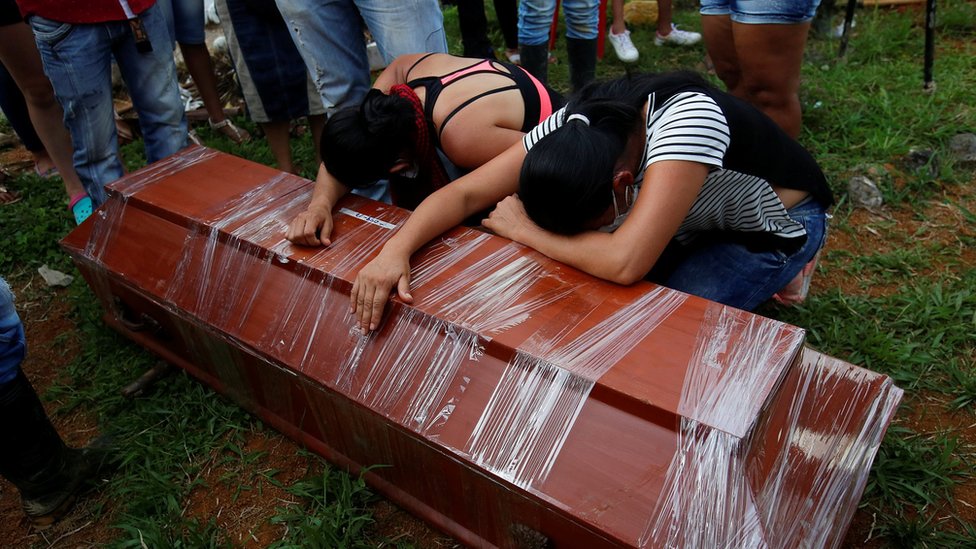 Dos mujeres recostadas contra un cajón