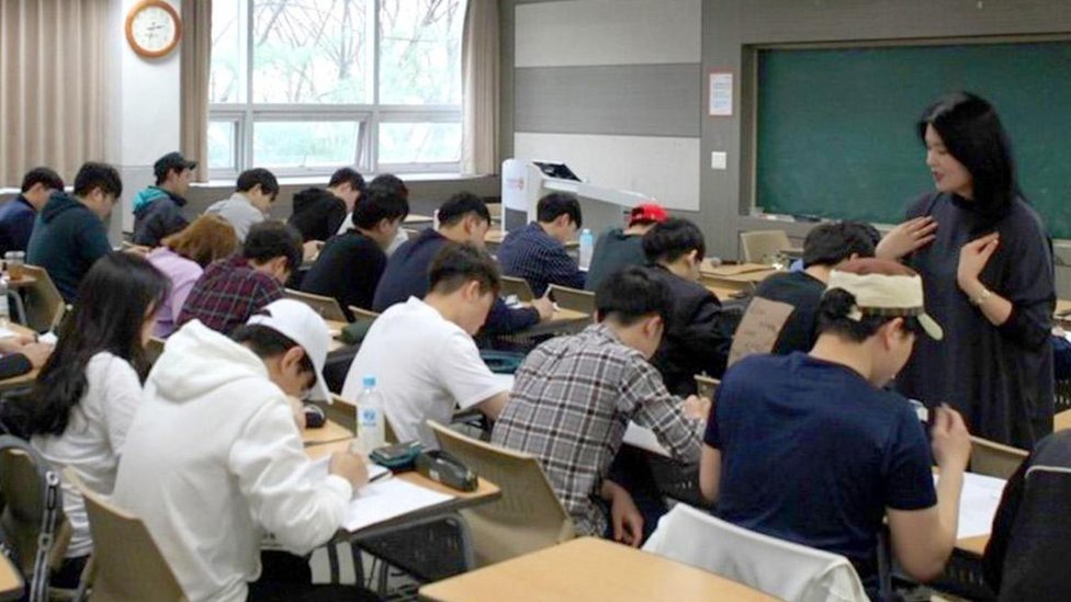 Clase de la universidad para encontrar pareja.