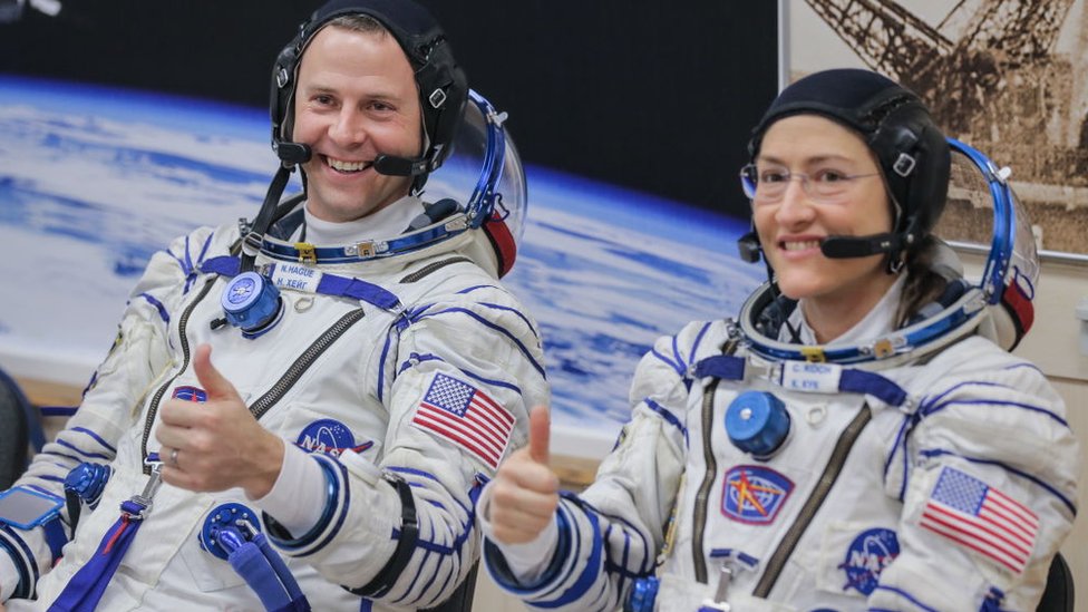 Los astronautas Nick Hague y Christina Koch.