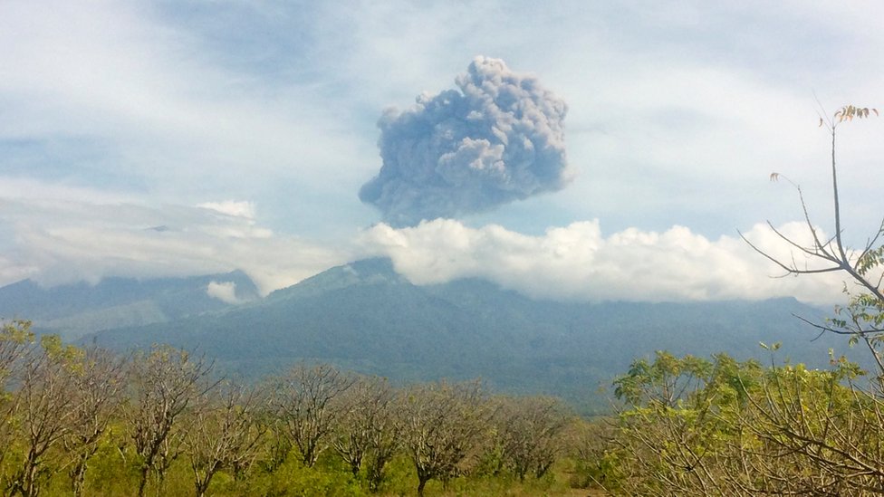 La erupción del volcán Monte Barujari, en Indonesia, en 2016