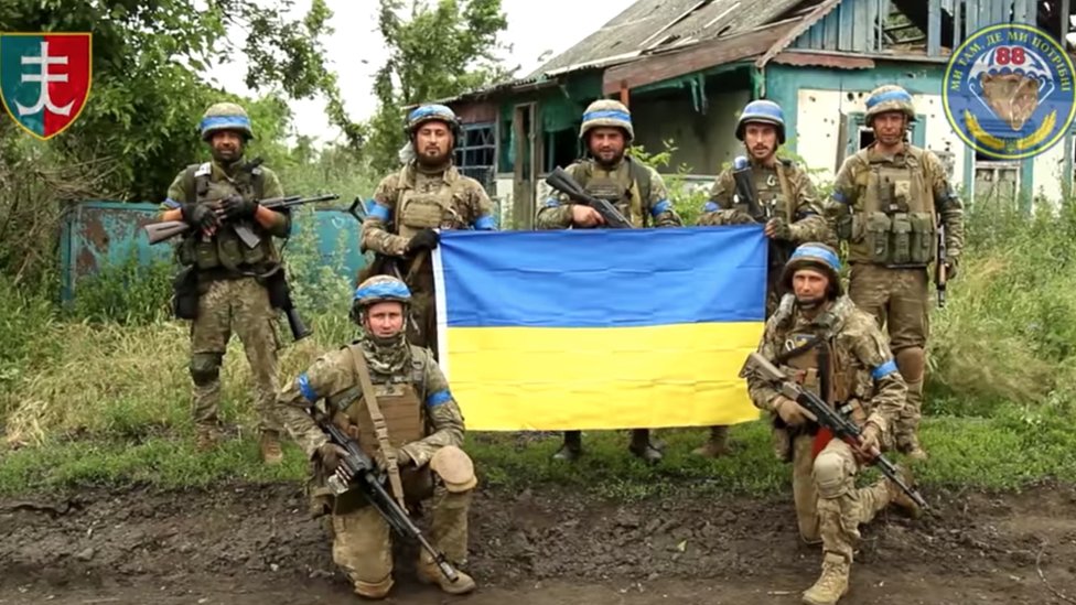 Ukrainian soldiers with the flag of their country