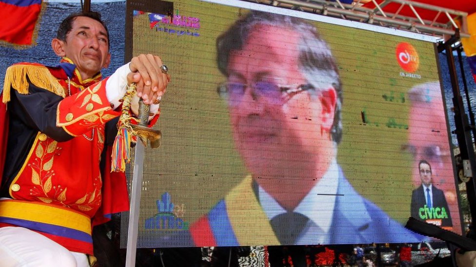 Un hombre vestido de Simón Bolívar expresa su emoción junto a una de las pantallas dispuestas en Bogotá para ver en directo la instauración de Gustavo Petro.