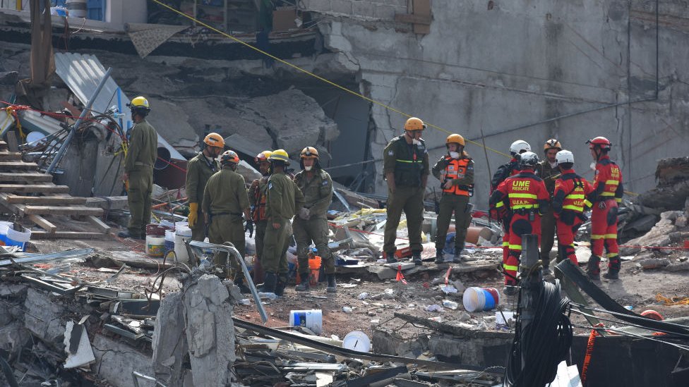Una semana después del terremoto, los equipos de rescate mexicanos e internacionales continúan con sus operativos. Operativos de rescate en colonia Roma, en la Ciudad de México