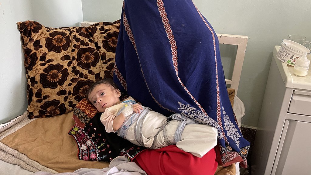 Un niño en un hospital de Afganistán en octubre de 2021