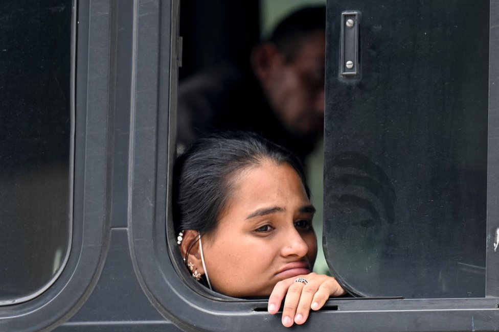 Mujer venezolana en un bus tras ser detenida en Guatemala por las autoridades.