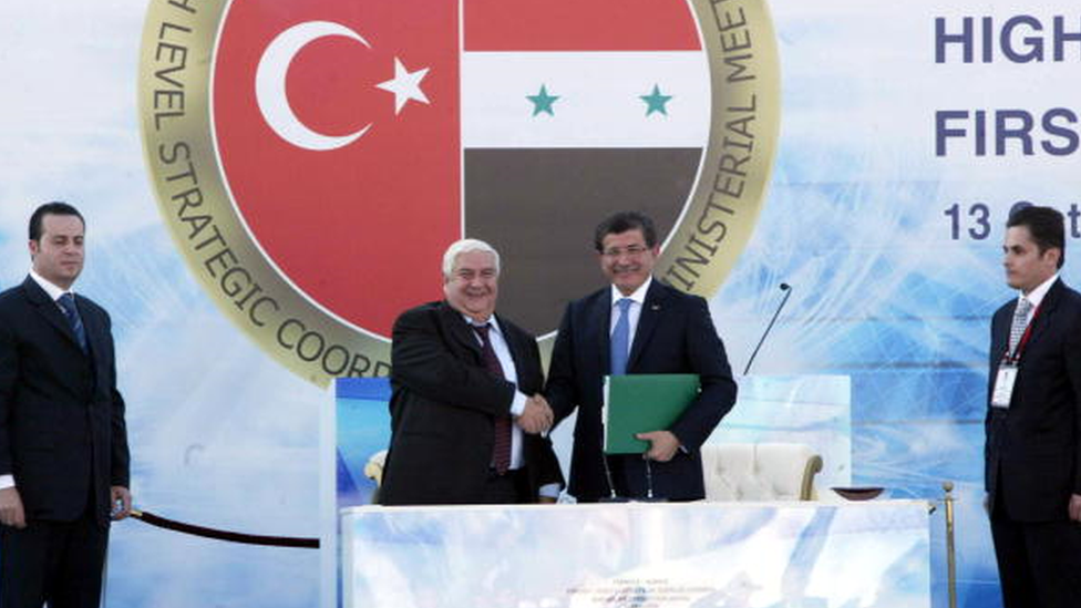 2009 yılında dönemin Dışişleri Bakanı Ahmet Davutoğlu ve o dönemdeki Suriye mevkidaşı Velid Muallim