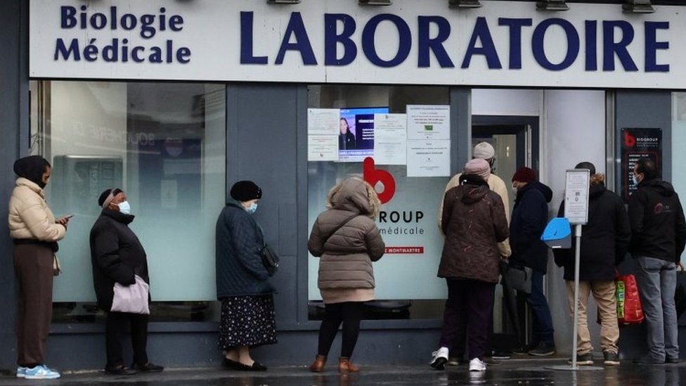 مواطنون يصطفون في طابور لإجراء اختبارات كوفيد في فرنسا