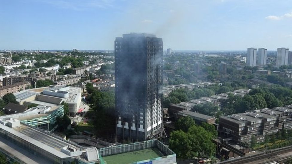 Se cree que el revestimiento que se usó para renovar la torre condujo a la rápida propagación del fuego. Torre Grenfell