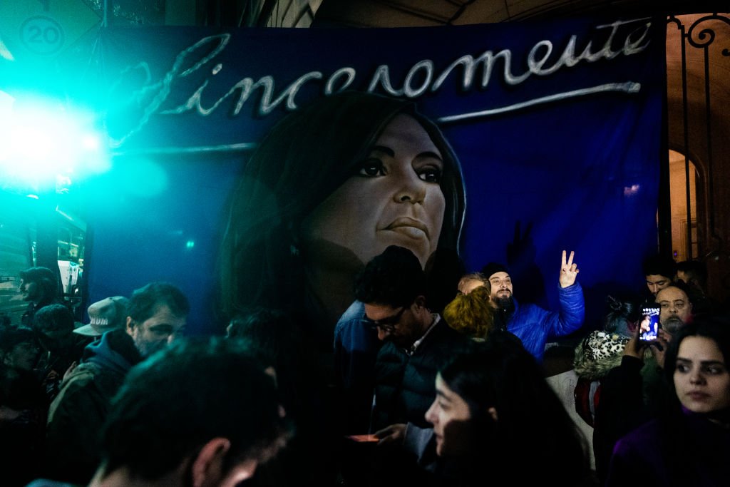 imagen de varias personas congregadas en apoyo a cristina fernández.