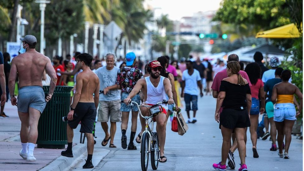 Una calle concurrida en Miami, Florida