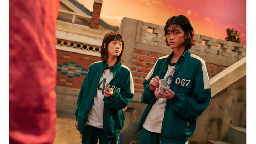 Sae-byok interpretado por el modelo Jung Ho-yeon (derecha), un desertor norcoreano, en una escena de "El juego del calamar".