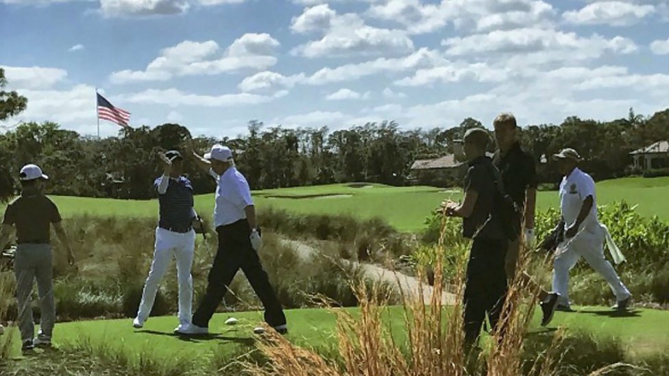 Президент США Дональд Трамп дал пятерку премьер-министру Японии Синдзо Абэ во время игры в гольф во Флориде 11 февраля 2017 г.