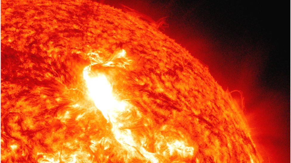 Fotografia colorida da superfície do sol registrada pela NASA