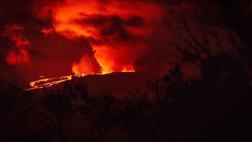 Erupción de Mauna Loa, de noche, mostrando magma fundido
