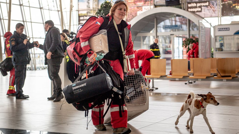 Uma bombeira e seu cão de resgate chegam a um aeroporto turco