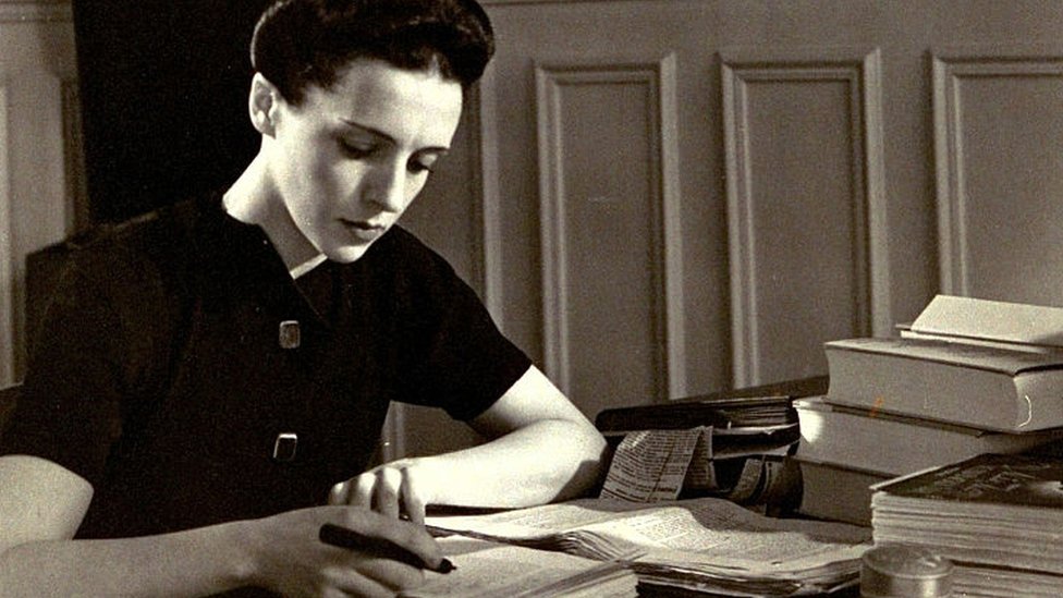Eve Curie cuando escribía la biografía de su madre.