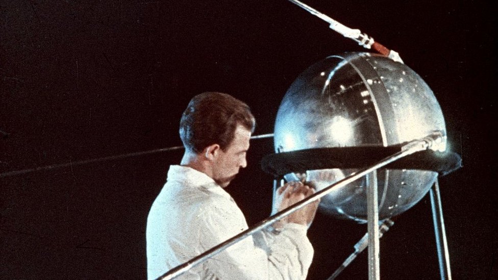 Un operario trabaja en el satélite Sputnik 1