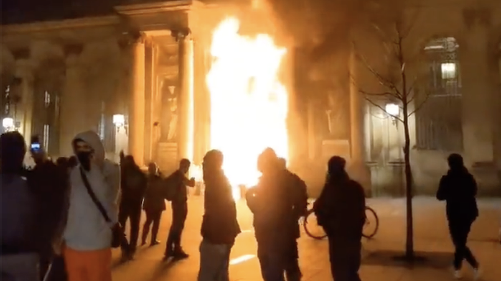 احتجاجات فرنسا: اندلاع حريق في مقر بلدية بوردو مع استمرار التظاهرات ضد قانون رفع سن التقاعد