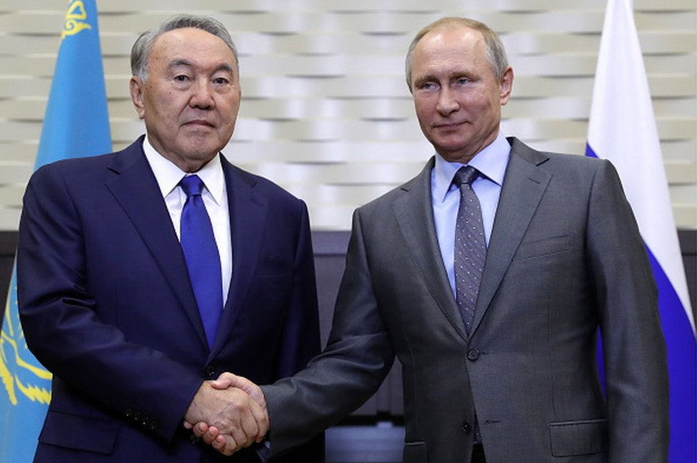 El presidente kazajo, Nursultan Nazarbayev, saluda al presidente ruso, Vladimir Putin en una reunión en Sochi en octubre. El presidente kazajo, Nursultan Nazarbayev, saluda al presidente ruso, Vladimir Putin en una reunión en Sochi en octubre.