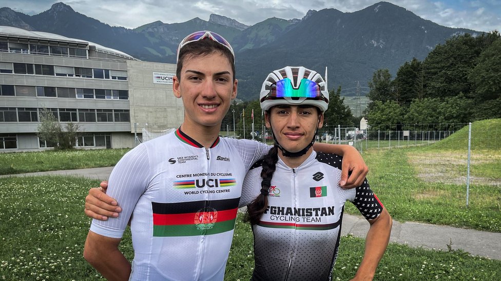 Julduz i Fariba Hašimi zagrljene u biciklističkoj opremi u Švajcarskoj