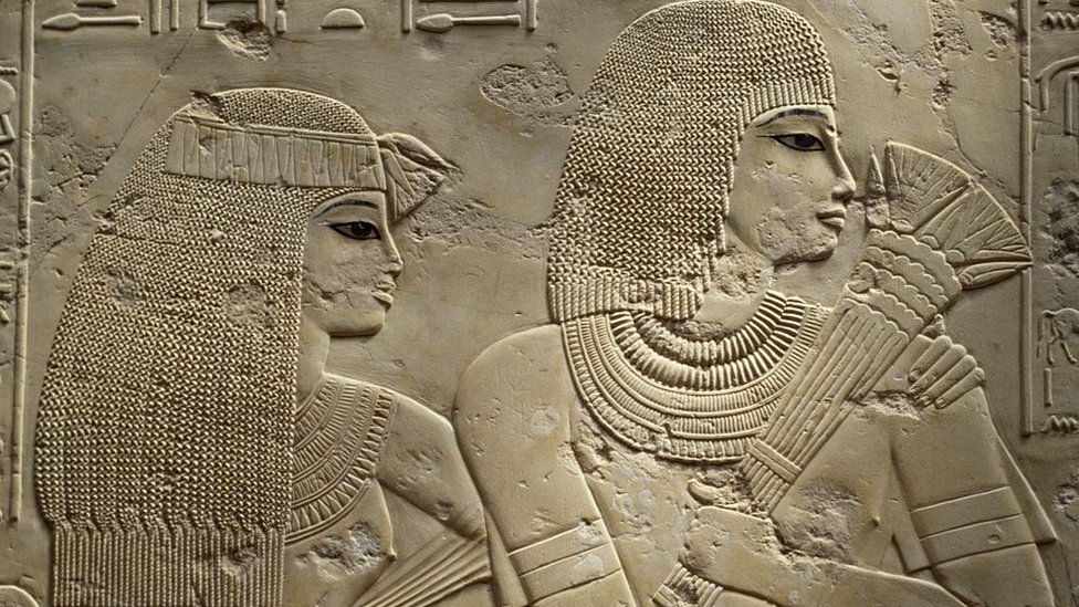 منظر من مقبرة الوزير رعموس وزوجته مايا ويظهر دقة الرسم وتجميل الحواجب والعين وارتداء الشعر المستعار