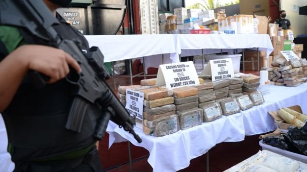 Filipinler'de bir operasyonda ele geçirilen kokain paketleri