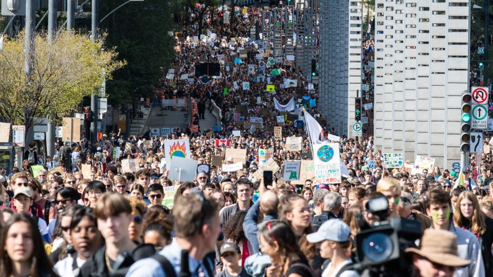 Тысячи канадцев протестуют в Монреале против медленных темпов борьбы с изменением климата