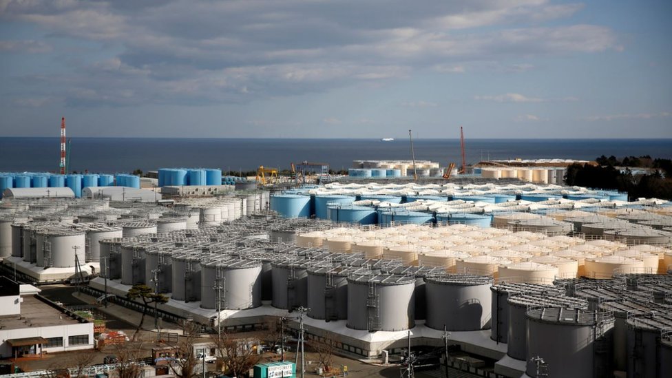 Резервуары для хранения радиоактивной воды видны на пострадавшей от цунами АЭС Фукусима-Дайити, нанесенной Tokyo Electric Power Co (TEPCO), в городе Окума, префектура Фукусима, Япония, 18 февраля 2019 г.